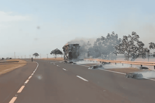 Imagem de compartilhamento para o artigo Incêndio em carreta interdita parcialmente BR-163 em São Gabriel do Oeste da MS Todo dia